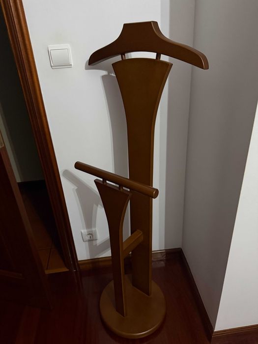 Cabide de pé em madeira
