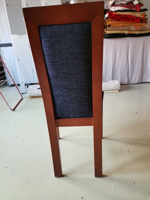 Cadeira de madeira e estofado