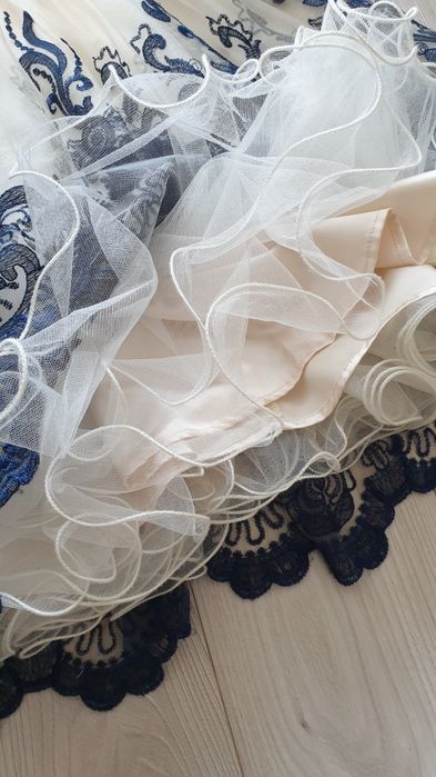 Elegancka sukienka Chi Chi London – tiul, koronka, ecru