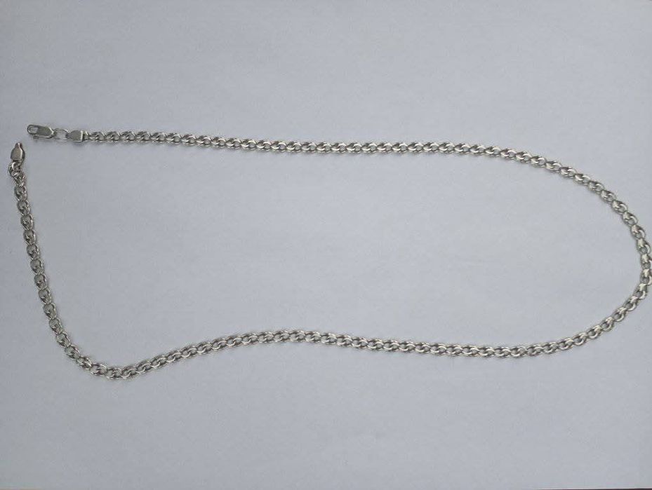 Чудовий срібний ланцюжок.