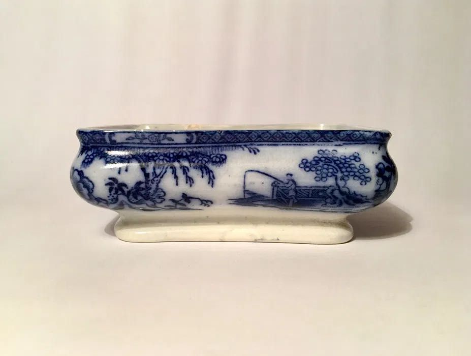 SABONETEIRA - antiga - motivos naturalistas em branco e azul
