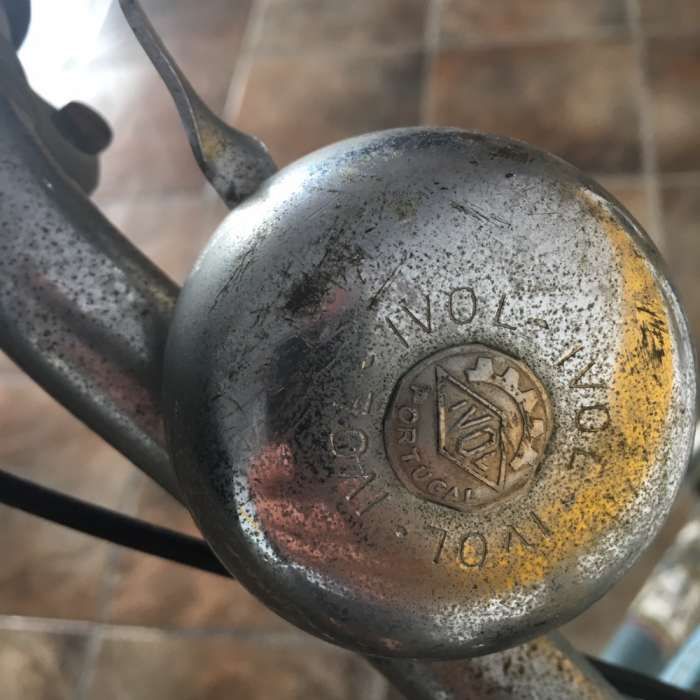 Bicicleta antiga reparada em excelente estado