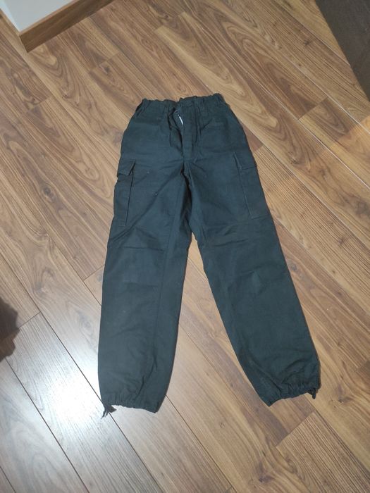 Bardzo gruby materiał bojówki czarne ściągacze na dole guma w pasku