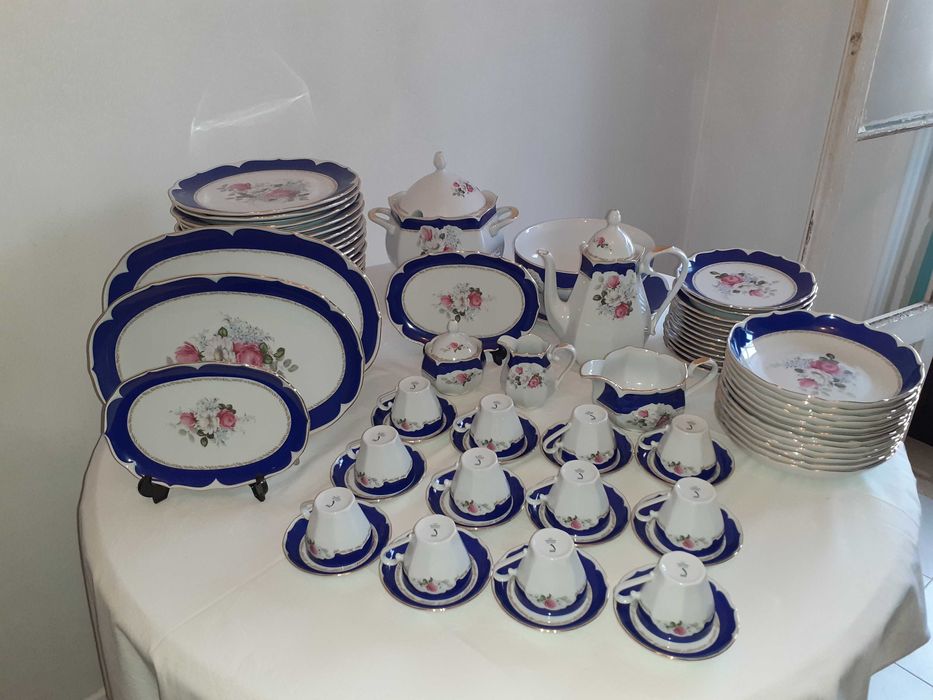 Serviço de jantar com relevo em ouro