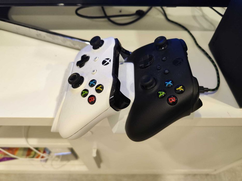 XBox Series X - 2 comandos e carregador - Como nova