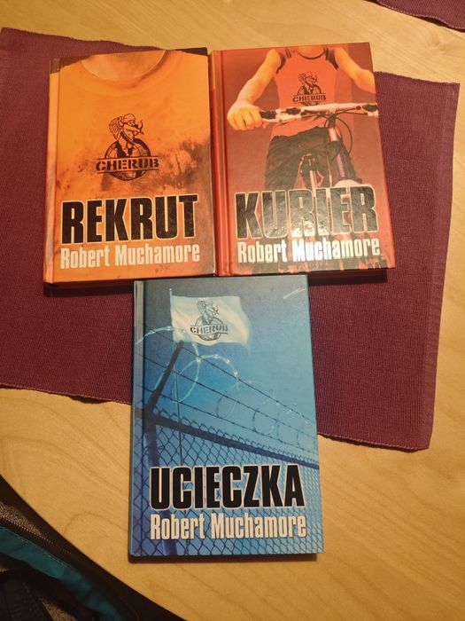 Cherub tom 1-3

Robert Muchamore

Rekrut

Kurier

Ucieczka