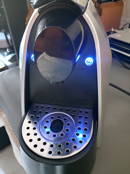 Maquina cafe nespresso impecavel