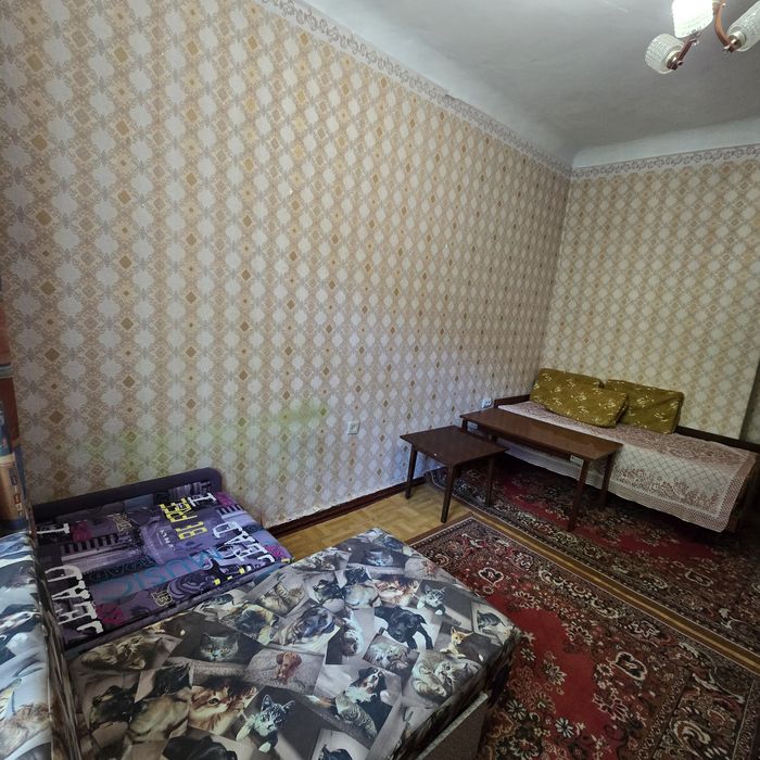 Продаж 2 кімнатна  сталінка Центр сертифікат так