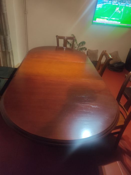 Vendo mesa e cadeiras