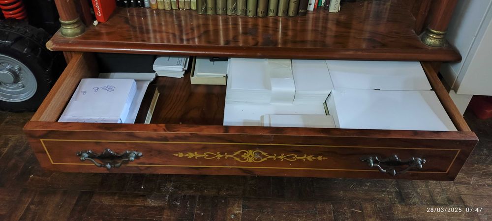 Móvel para livros em cerejeira