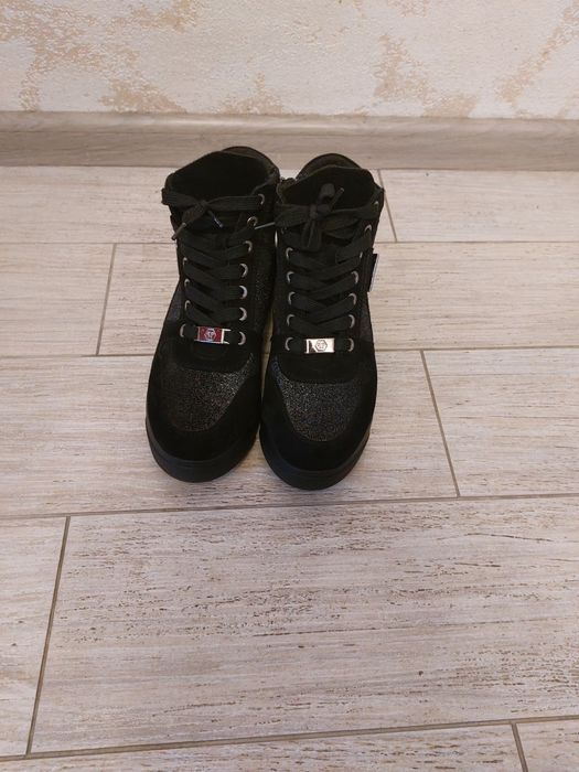 Продам жіночі снікерси.