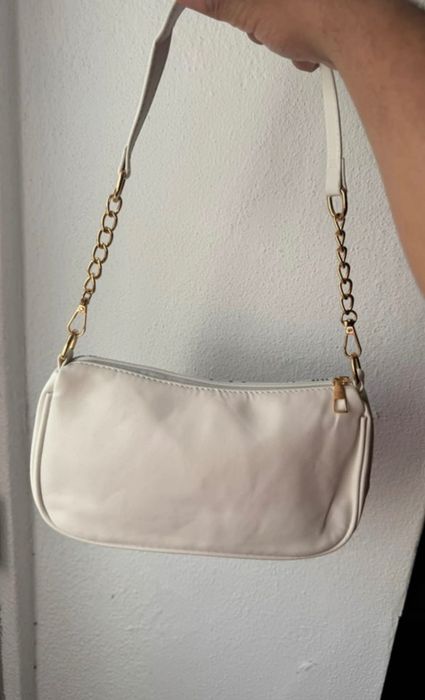 Bolsa de ombro branca com corrente Dourada