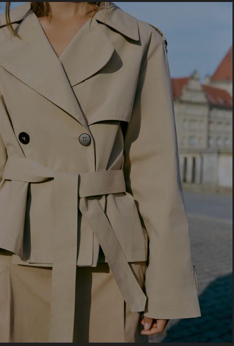 Короткий тренч із плічками та паском