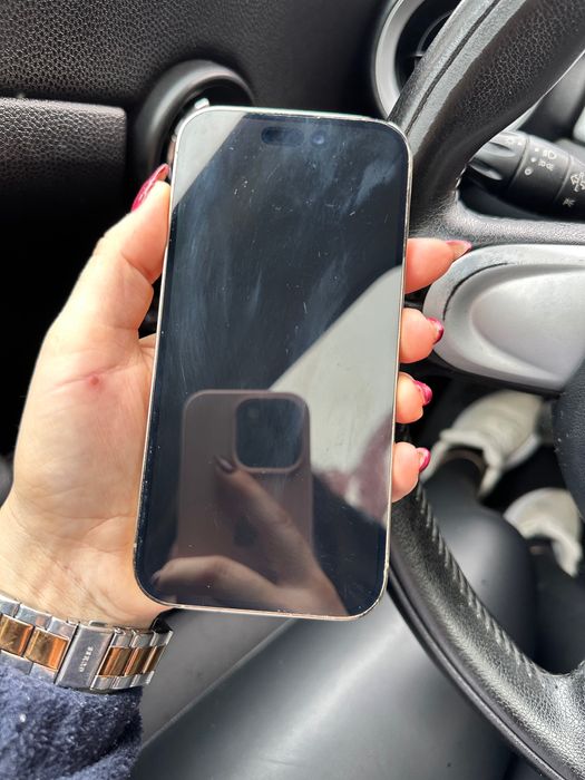 iPhone 14 Pro dourado