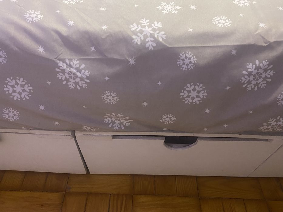 Cama de casal com cabeceira e luzes led