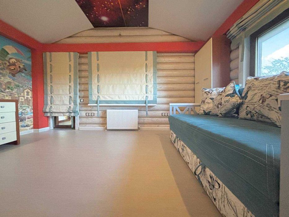 Продам дом в Новоселовке. Участок 25 сот. Солнечные панели. Бассейн.