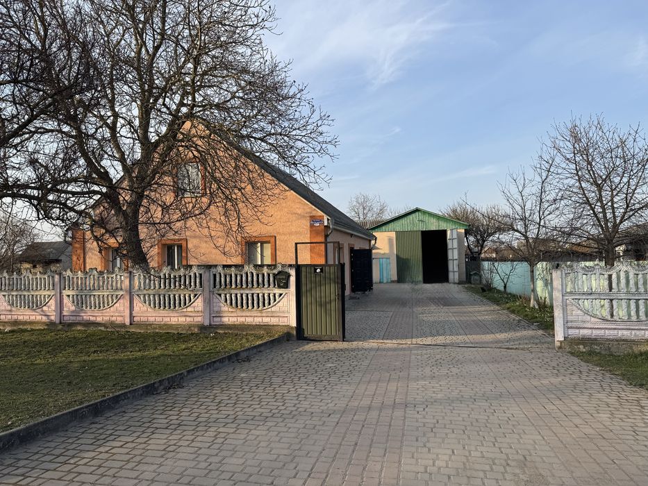 Продається просторий будинок в центрі селища Голоби