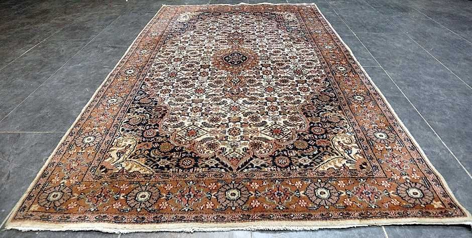 Tapete Persa TABRIZ original, elaborado manualmente com lã sobre algodão e as dimensões 185cm x 125cm