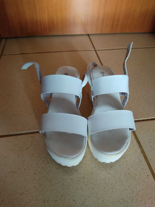 Sandálias brancas T36