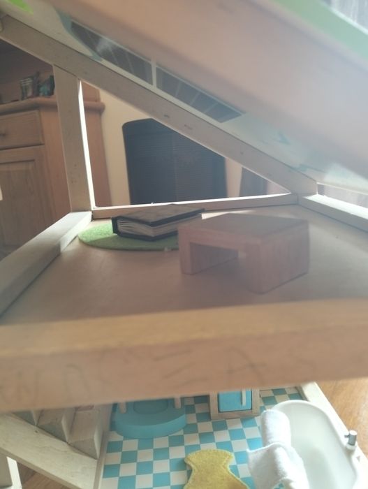 Casa de bonecas de madeira