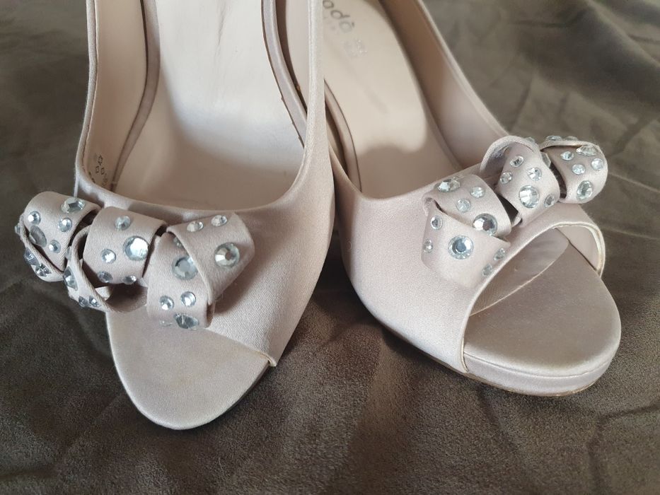 Sapatos beges como novos