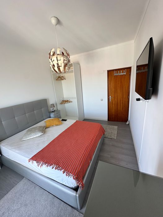 QUARTO C/ VARANDA , para SOLTEIROS H/M , PROX ao comboio Sta iria