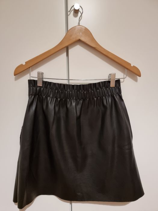 Saia tipo pele cabedal preta da Zara