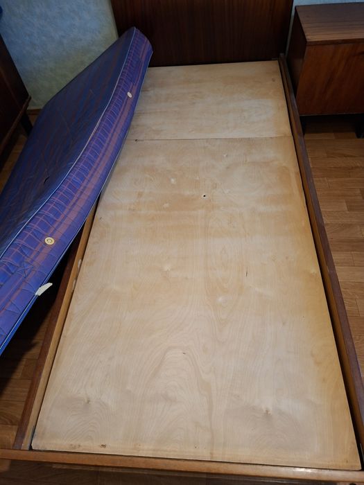 Спальня, кровать, тумбочка, трюмо, зеркало