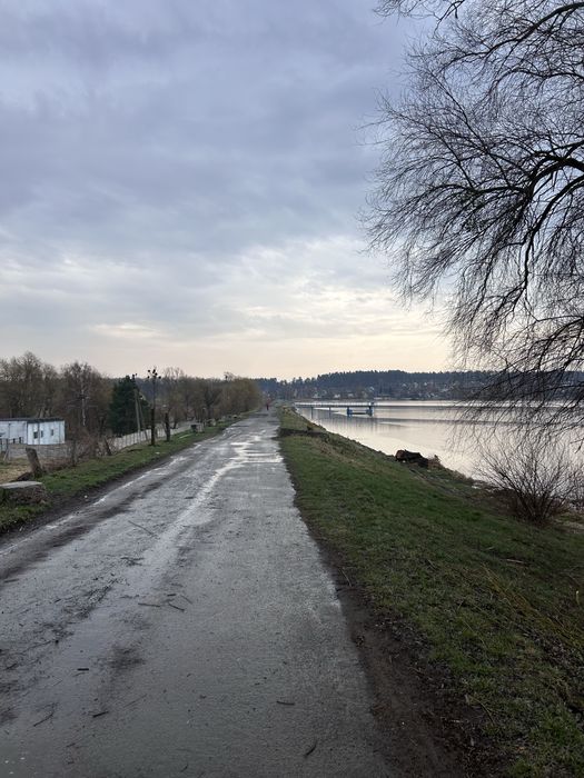 Будинок біля водосховища та лісу