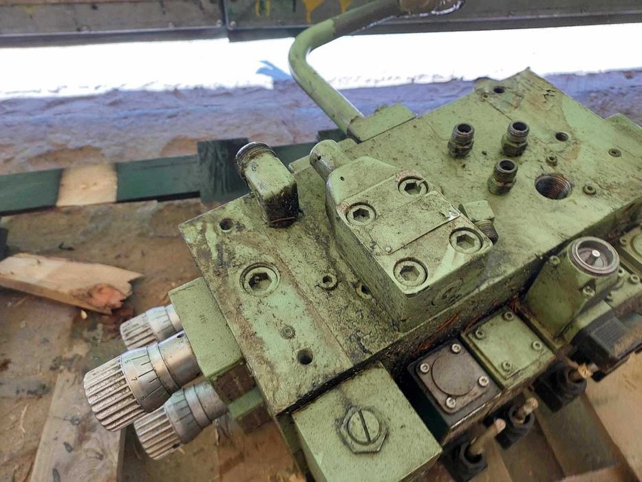 Rozdzielacz hydrauliczny Bosch z elektrozaworami z całym oprzyrządowaniem