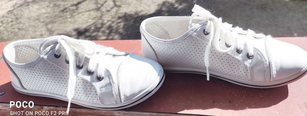 Białe półbuty sznurowane