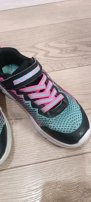 Продам кросівки для дівчинки фірма skechers.