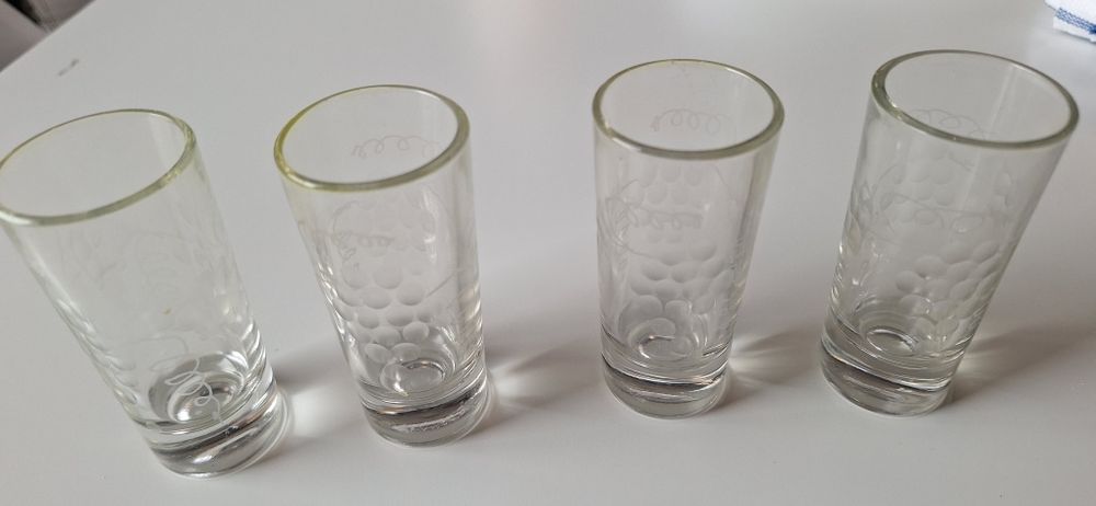 Calices antigos  decoração cachos uvas  alto relevo