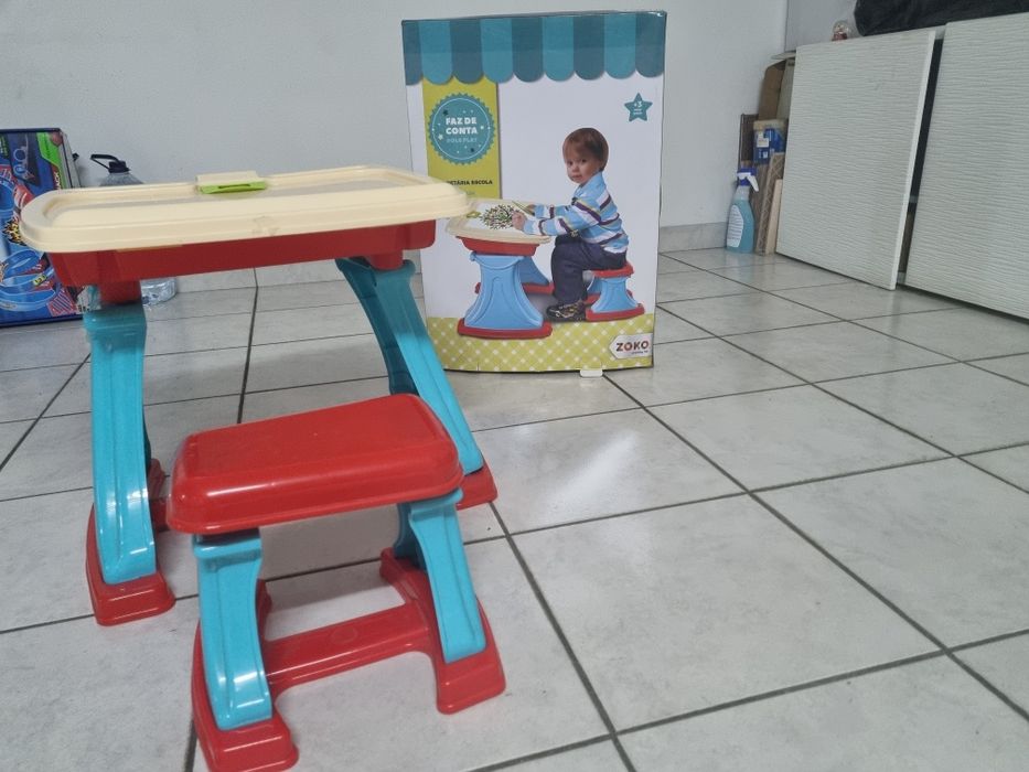 Mesa de criança com banco