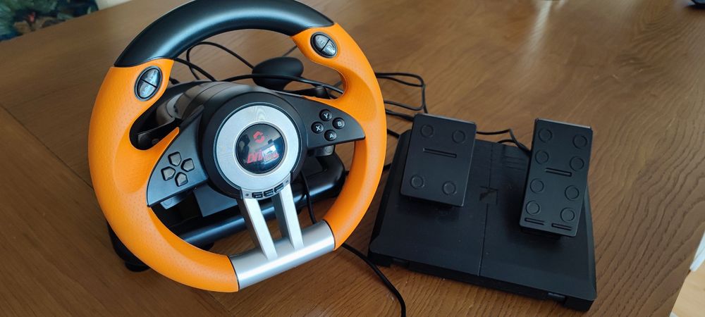 Volante Steering wheel + Pedals.