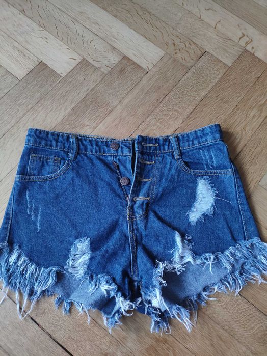 Dżinsowe szorty z przetarciami