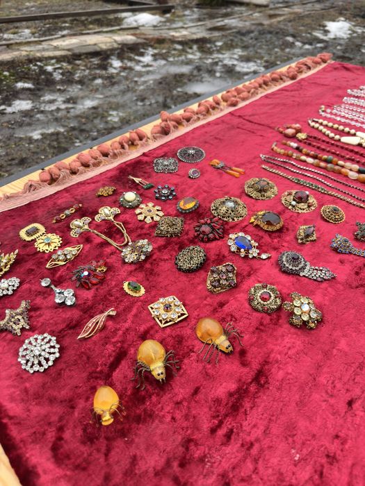 Броши , бусы , бижутерия разная ,