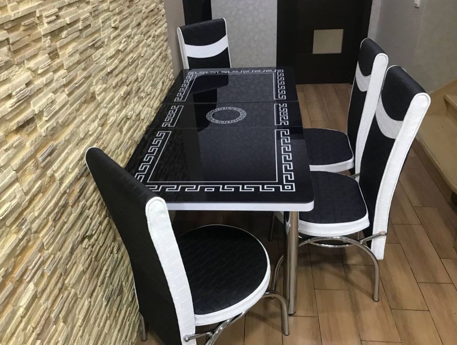 Обеденный стеклянный кухонный стол со стульями Стіл обідній кухонний