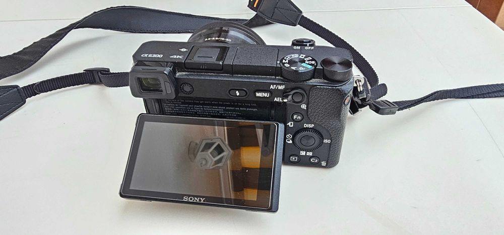 Vendo camera Sony a6300 com lente 16-50mm em excelente estado com diversos acessórios. Muito estimada e Sem sinais de uso.