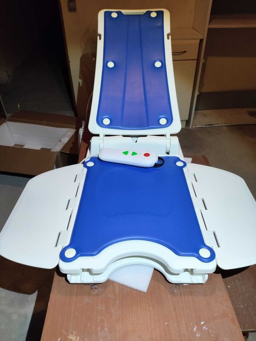 cadeira de apoio ao banho para pessoas com problemas de mobilidade