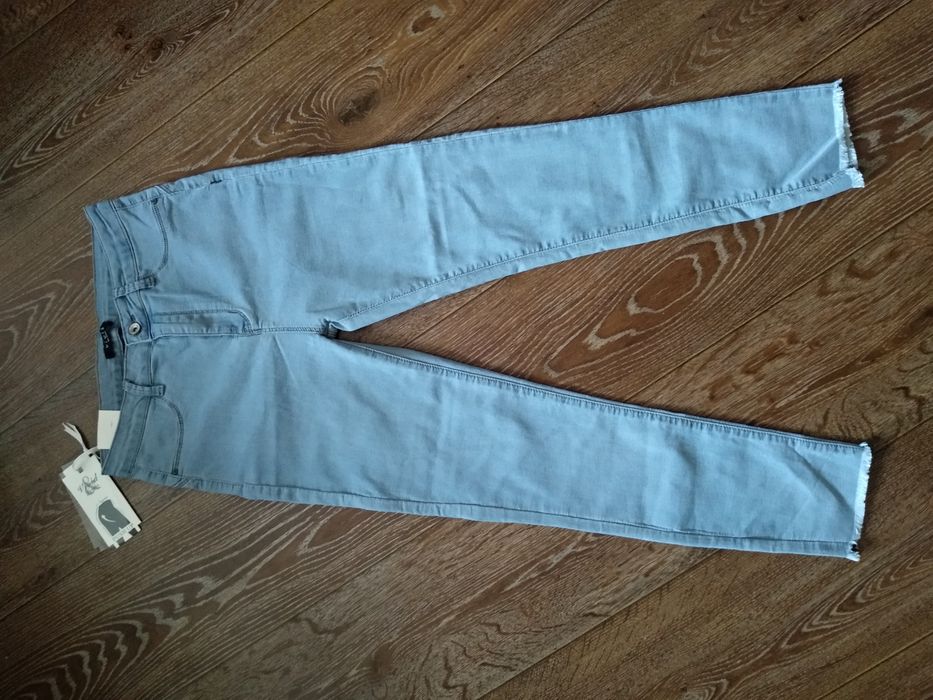 Джинсы новые .  .