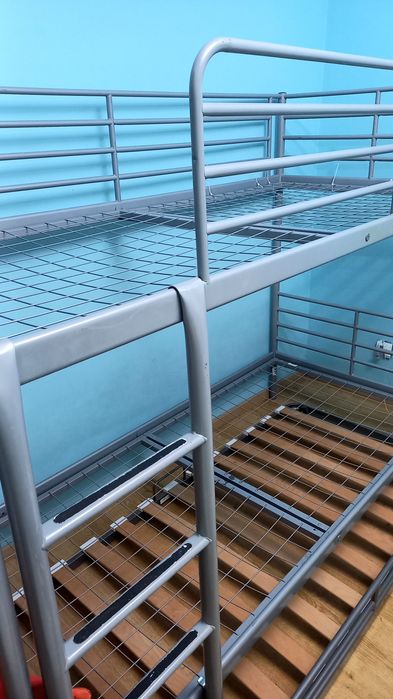 Estrutura de beliche em metal com cama inferior