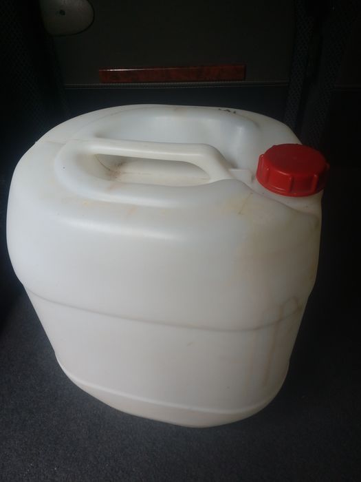 Каністри пластикові пластмасові 40л. В наявності 11 шт.