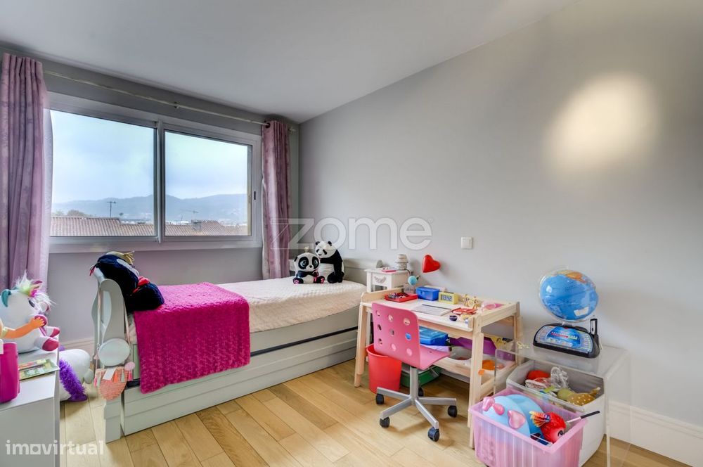 Apartamento T3 todo renovado c/garagem na Av. de Londres em Guimarães