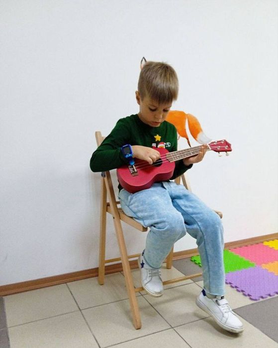 Музична школа Fox Music Club уроки гри на гітарі вокал Оболонь Мінська