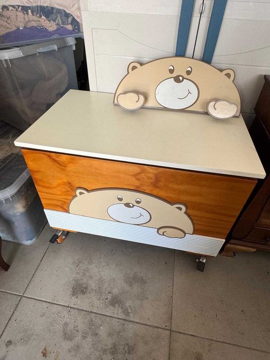 Baú e cabide de parede (quarto de bebe ou criança)