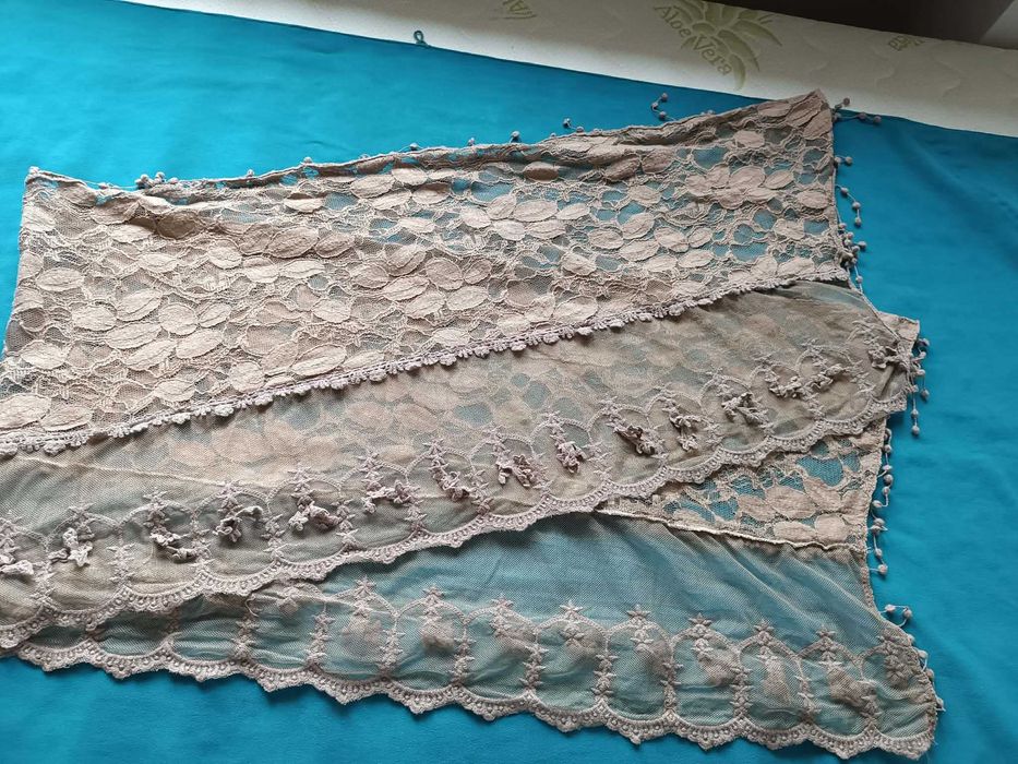 Piękny szal z beżowej koronki - łączenie faktur i rodzajów koronek.
