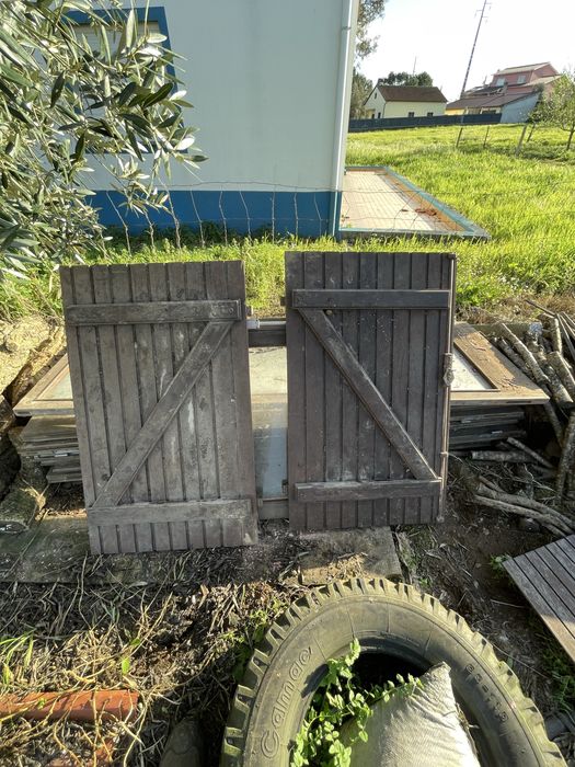 Portas e janelas dlem nadeira antigas