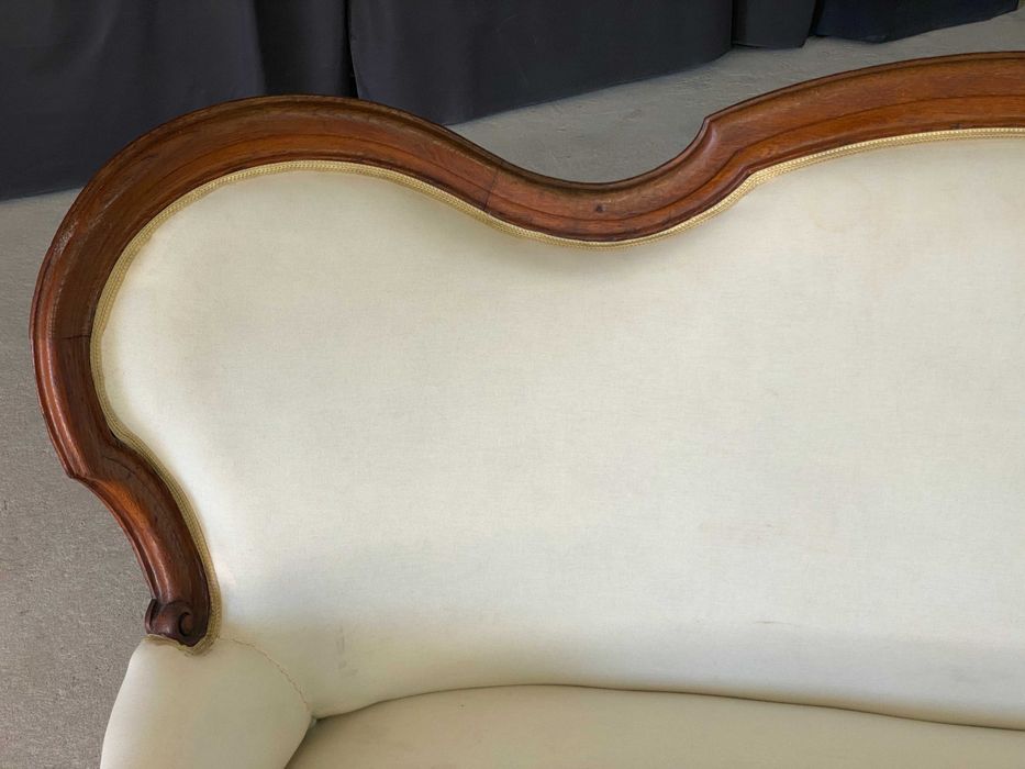 Elegancka sofa ludwikowska, rzeźbiona rama, klasyczna forma