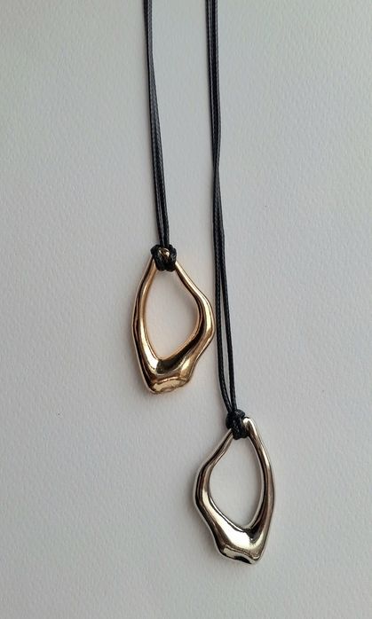 Стильні кулони. Довжина шнурочка регулюється